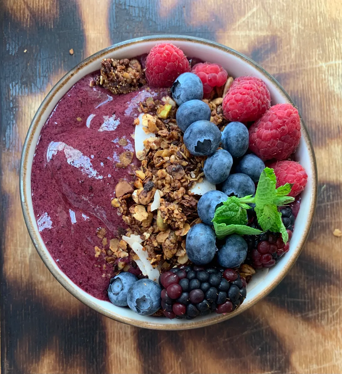 Bowl de açaí con frutos rojos y granola (imagen ilustrativa)