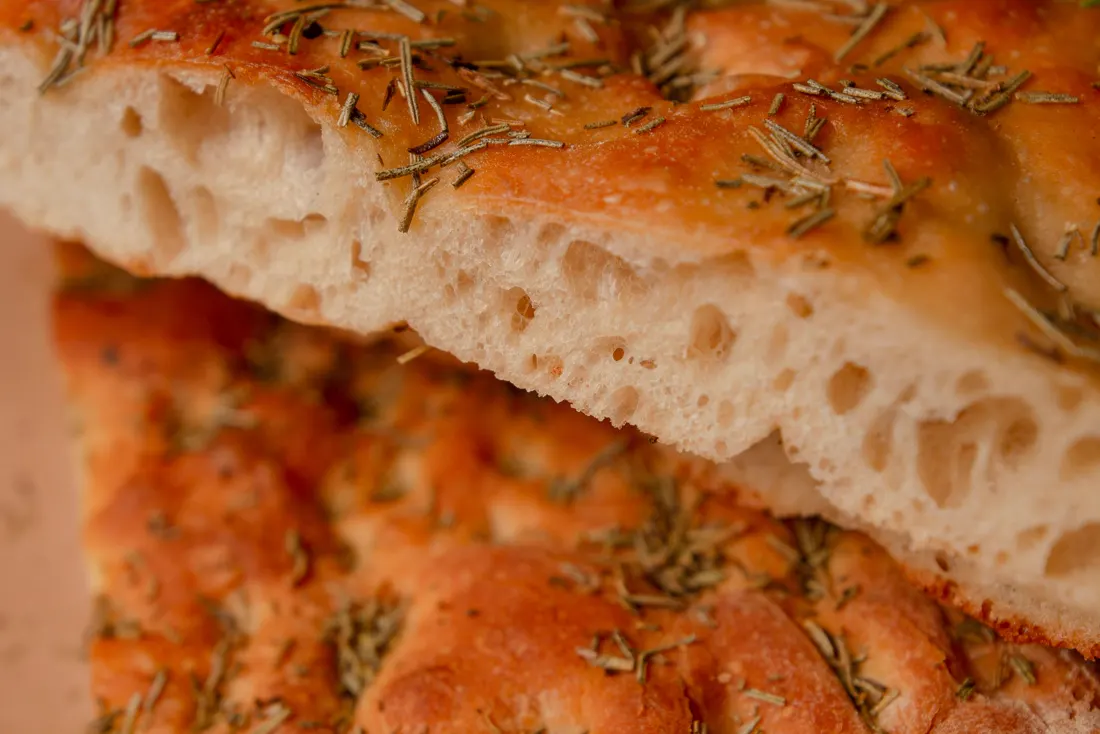 Focaccia recién horneada con romero (imagen ilustrativa)
