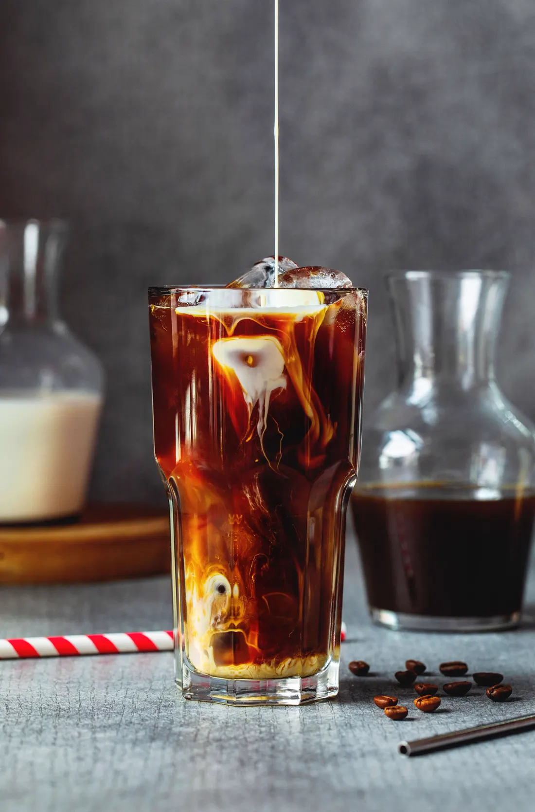 Leche vertiéndose sobre un café con hielo (imagen ilustrativa)