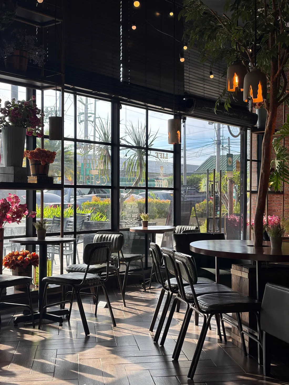 Interior de una cafetería con luz natural (imagen ilustrativa, no es el local)