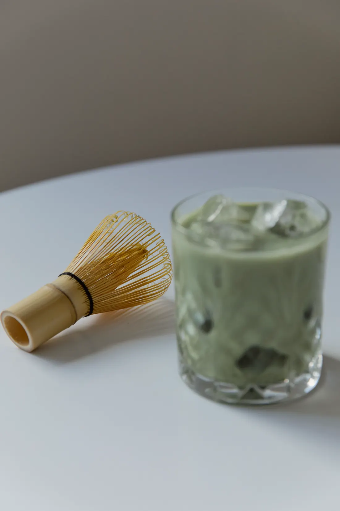Matcha con hielo junto a un batidor de bambú (imagen ilustrativa)