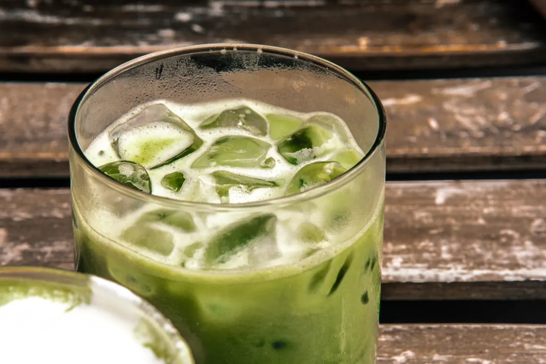 Primer plano de un matcha latte con hielo (imagen ilustrativa)