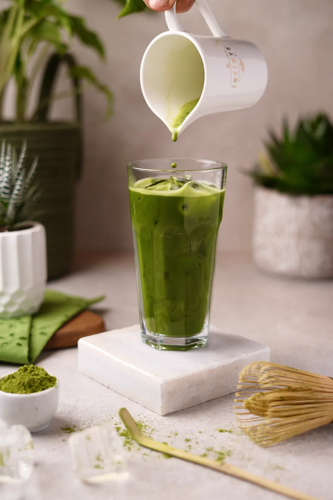Leche vertiéndose sobre un matcha con hielo (imagen ilustrativa)